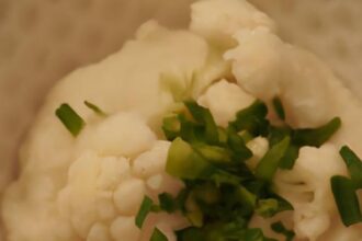 Creamy Cauliflower Mash with Garlic & Chives: A Tasty Twist