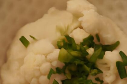 Creamy Cauliflower Mash with Garlic & Chives: A Tasty Twist